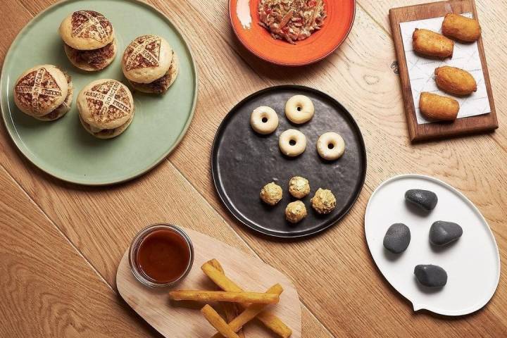 Piedras miméticas de queso, filipinos de foie y molletes al vapor de cerdo ibérico son algunas de las tapas del menú para 4. Foto: Instagram A cuatro manos
