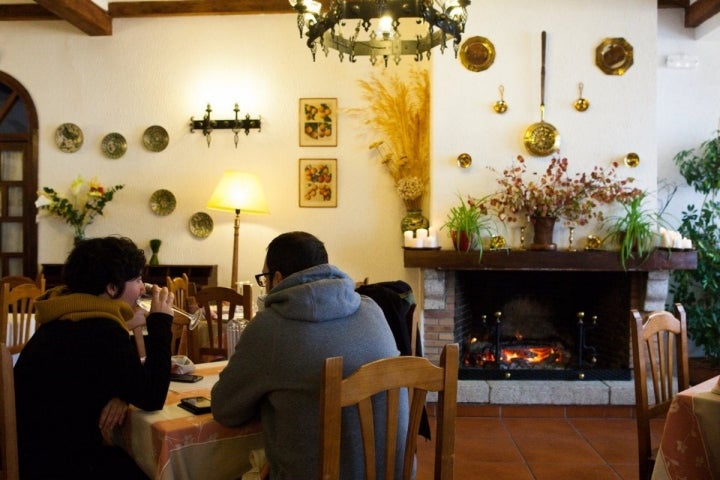 Un salón con una decoración serrana cuidada y muy luminoso.