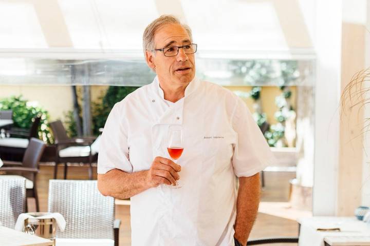 Antoni Izquierdo se hizo con las riendas del restaurante de su madre, que con 91 años sigue cocinando.