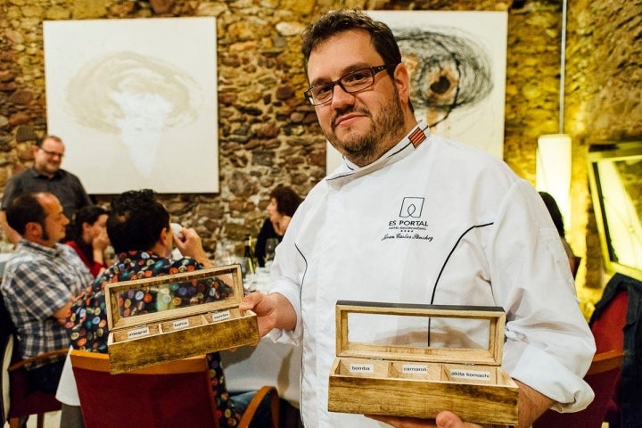 Joan Carles Sánchez con un muestrario de las distintas variedades de arroz de Pals.