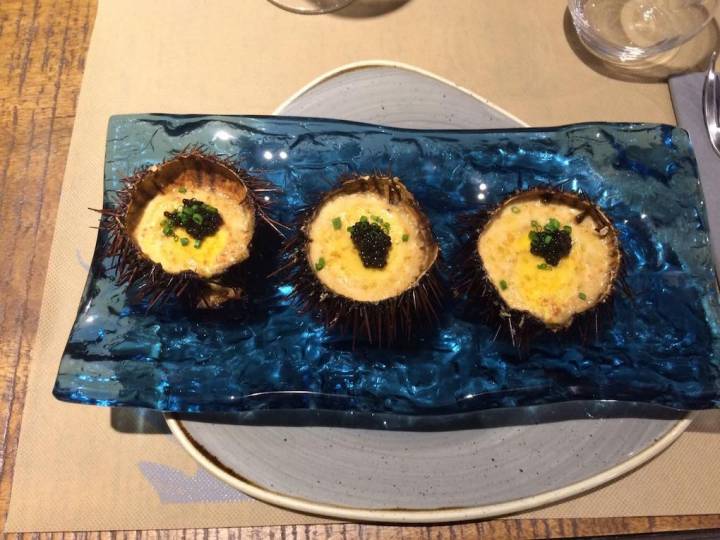 Deliciosos erizos gratinados al cava con caviar, en Eth Bistró. Foto: Facebook