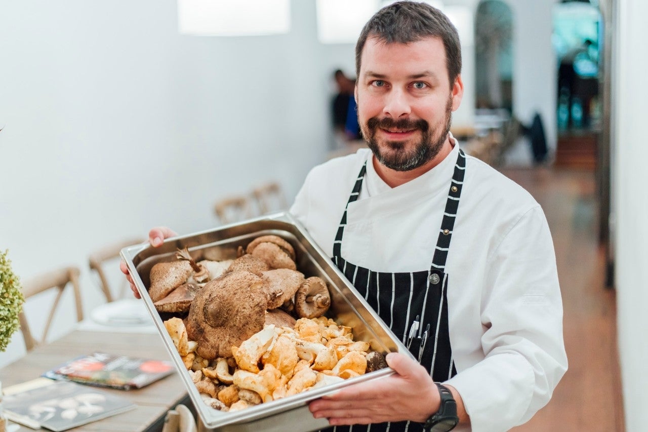 Sergi Meià con una bandeja de 'apagallums' (apagador menor), 'llengua de bou' (lengua de vaca) y 'ceps' (boletus).