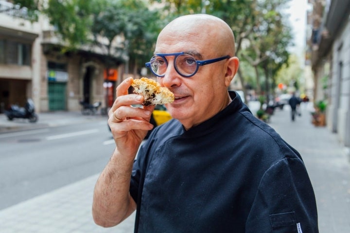 José Álvarez, de 'Can Vallés', sintiendo el aroma de 'peu de rata' (Ramaria aurea).