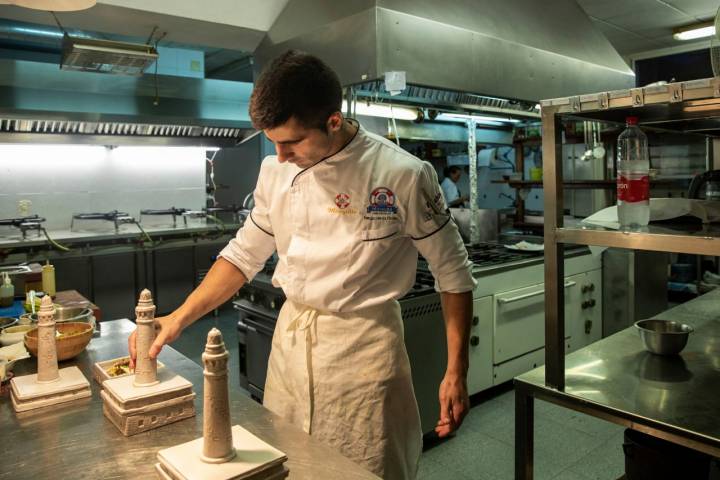 Sergio de la Orden en la cocina de 'El Mosquito' con el faro convertido en recipiente.