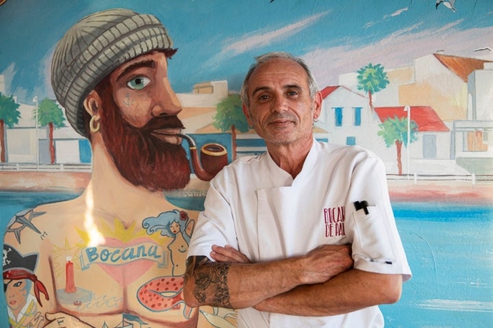 Al cocinero no le gana a tatuajes ni el marinero de la ilustración.