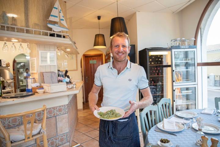 Roberto Chiale, feliz con el éxito de su pequeño restaurante.