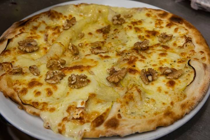 Pizza de mozarella, manzana, nueces y queso de cabra.