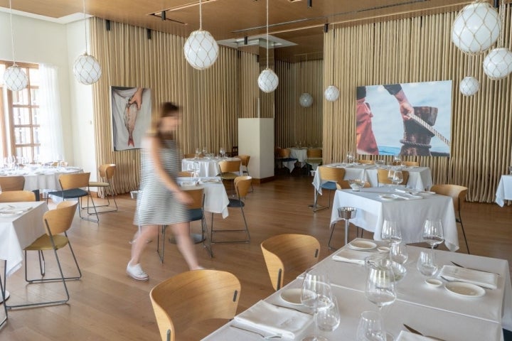 Luminoso interior del restaurante 'Cataria', en Chiclana, Cádiz.