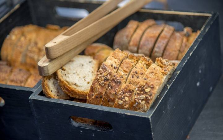 Los panes son de elaboración diaria en un obrador de Zalla.