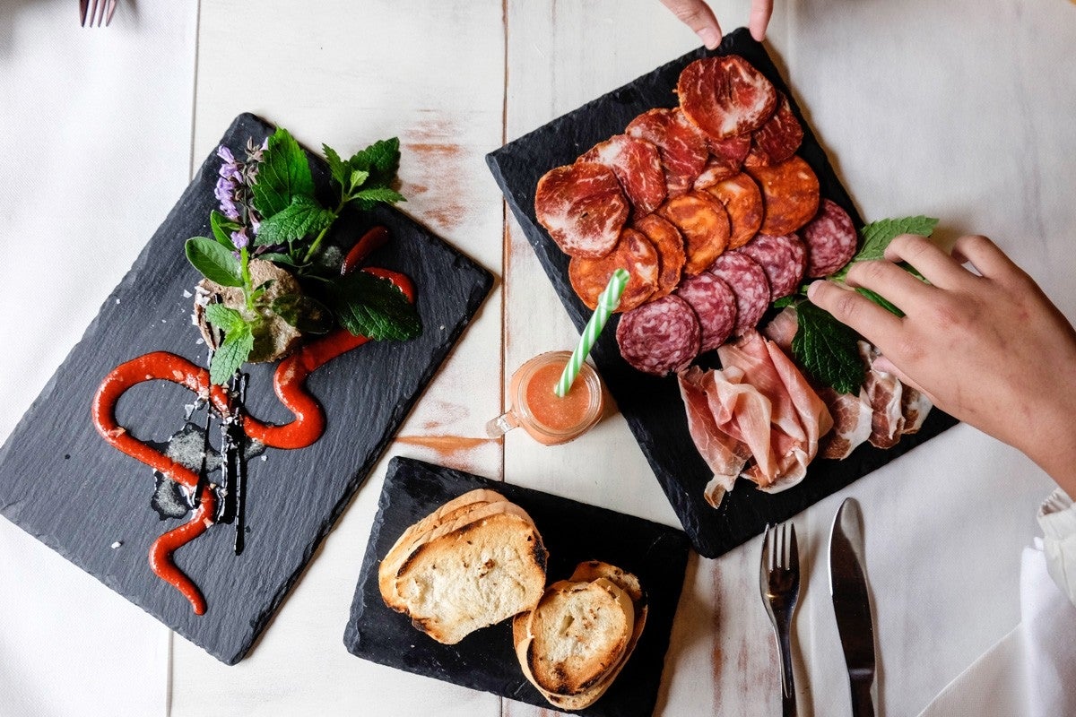 Los embutidos y el paté de cabrito, obligatorios en este restaurante.