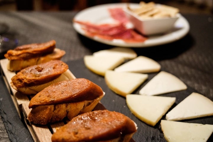 El Pica-pica jurado incluye farinato (morcilla patatera con anís) y queso de cabra curado.