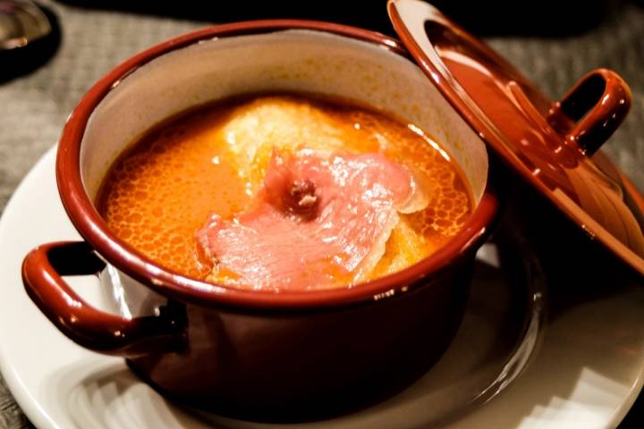 La sopa de tomate servida en cazuelita es una reinvención de la de toda la vida.