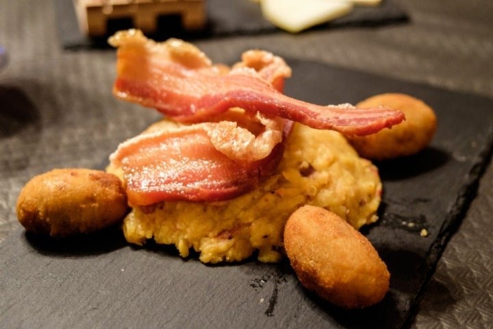 Las croquetas de prueba de cerdo con patatas meneás de 'El Abuelo'.