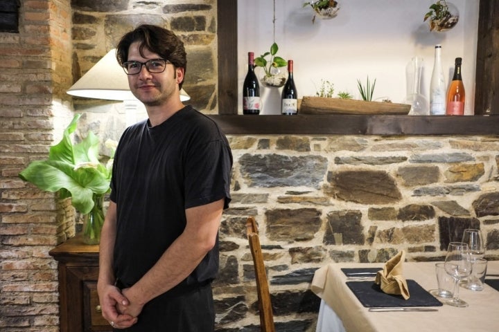 Rubén González posa en la sala del restaurante.