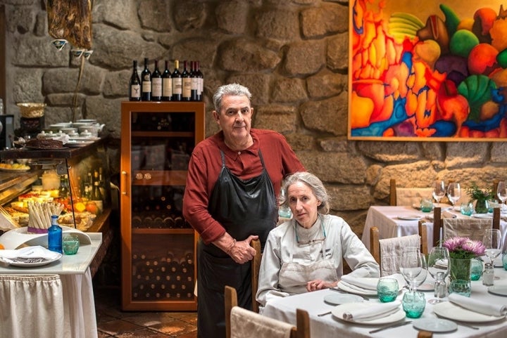 Begoña López y Paco Hortal, al mando del asador.