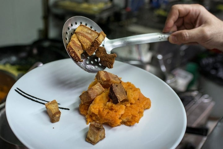 Sus patatas revolconas llevan los mejores torreznos.