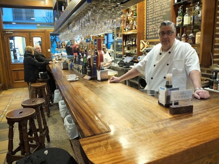 Antonio García Pino tras la barra de su restaurante. Foto: Javier Díaz.