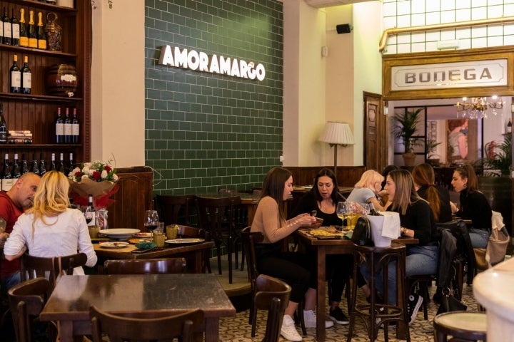 Salón con gente del restaurante.