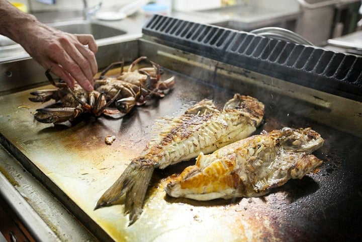 Pescados, de caña y anzuelo, y mariscos frescos a la plancha.