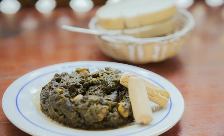 Las clásicas espicanas con garbanzos de El Rinconcillo. Foto: Beto Criado