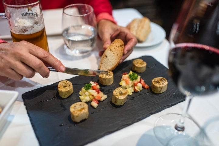 Entrantes de diferentes patés y frutas.
