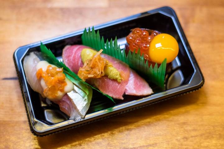 Mix de 'Ikigai': jurel con emulsión de escabeche y verduras escabechadas, 'tataki' de toro ahumado con crema de aguacates y nabo encebichado y 'gunkan' de 'mirin' envejecido 7 años, huevas de salmón curadas y yema de codorniz.