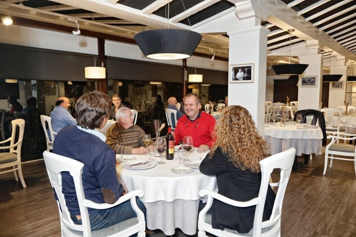 Un ambiente distenido y agradable reina en la sala.