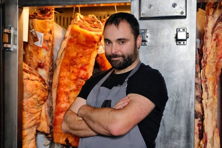 Xabier posa con las clásicas costilas de vaca vieja.