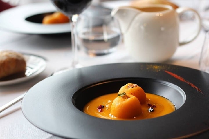 Gazpacho de mango con nísperos rellenos de 'foie'. Foto: Collados Beach.