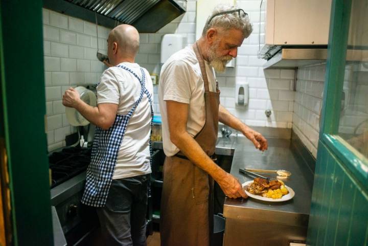 Fernando Lasala y Scott Preston de 'Los Chuchis Bar', en Lavapiés (Madrid) trabajando en su pequeña cocina.