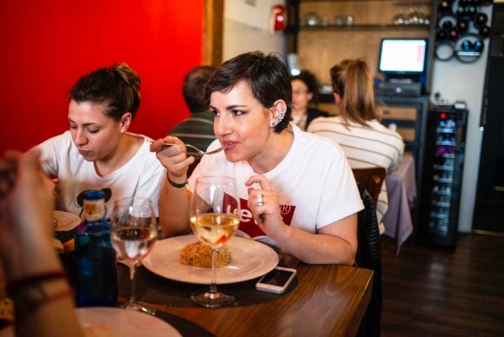 Los clientes de 'La Trangantúa' (Madrid) comen en una de las mesas.