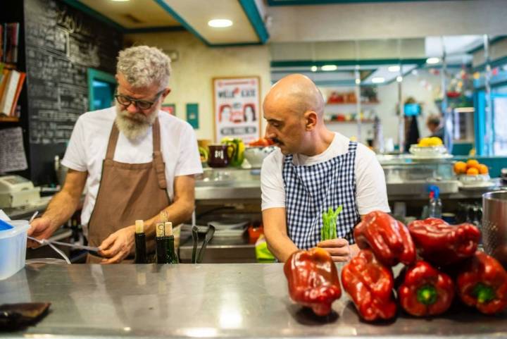Scott y Fernando, de 'Los Chuchis Bar', en Madrid, preparan el servicio antes de la hora punta.