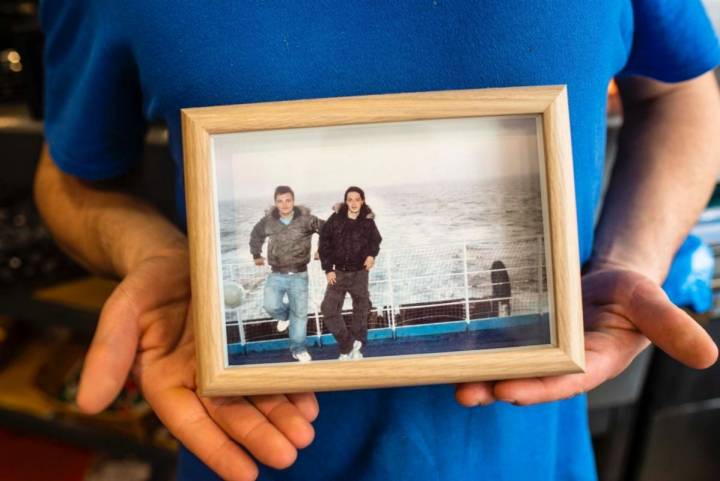 Mikele y Brian en una foto de recuerdo cuando tomaron el ferry para salir de Italia e iniciar su sueño de montar una pizzería juntos.