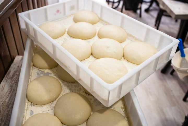 La masa de las pizzas de 'La pizza è bella', de Madrid, fermentando.