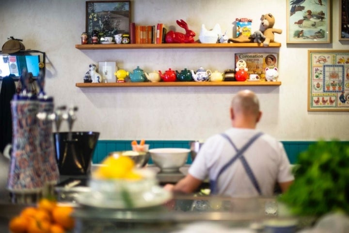 Fernando Lasala en la barra de 'Los Chuchis Bar', en Madrid, con la decoración del local de fondo.