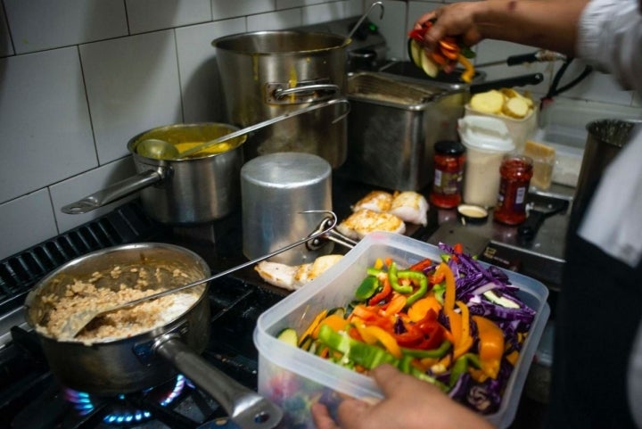 Lili en la cocina de 'La Tragantúa' cocinando con diferentes soportes para que la cocina crezca a lo alto.