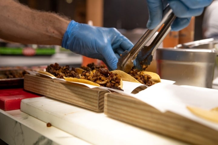 rellenando tacos topa sukalderia donostia