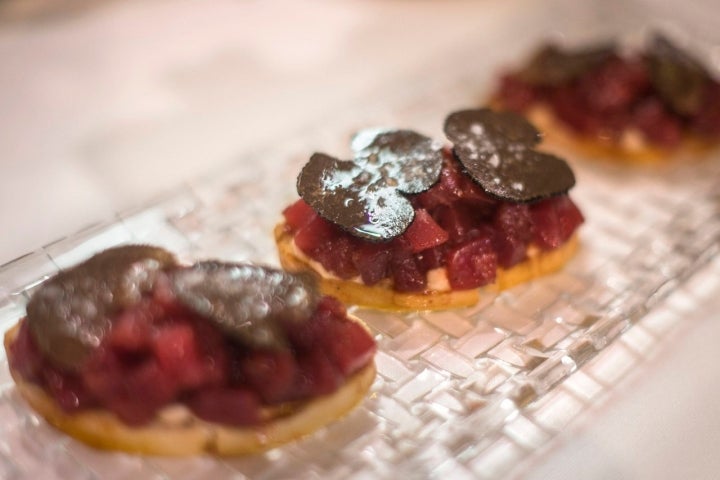 Restaurante Bugao. Ceuta. Tapa de tarantelo, trufa negra, tomate y mayonesa de soja.