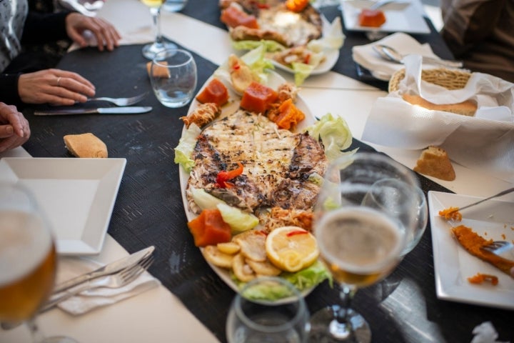 Chiringuito La Ribera Beach, Ceuta. Sama a la parrilla con especiadas verduras al horno al estilo marroquí