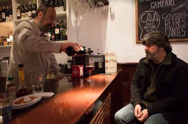 Para arrancar la cena, un vino en la barra.