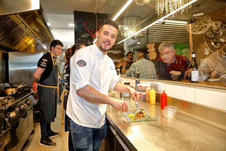 Carlos Maldonado en la cocina de su restaurante. Foto: Sofía Moro.
