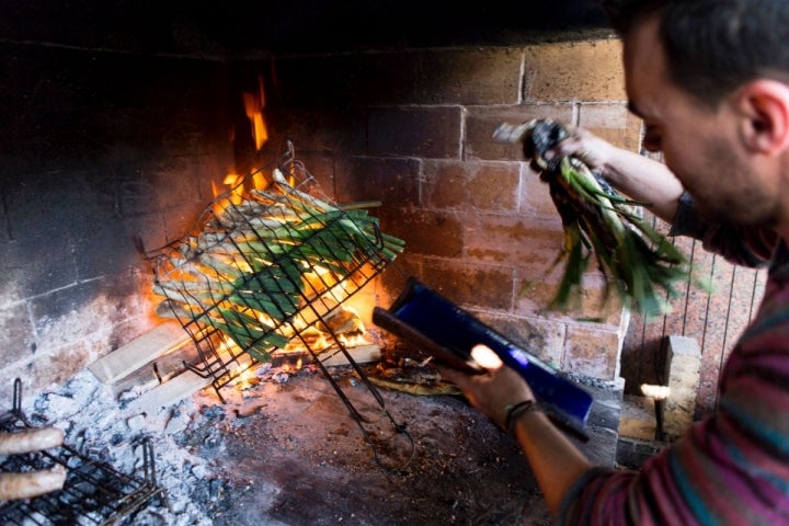 Los 'calçots' del Valls a las llamas vivas.