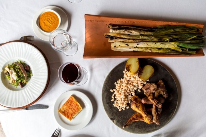 El menú incluye ensalada 'xató', teja de 'calçots' y parrillada con alubias de Santa Pau.