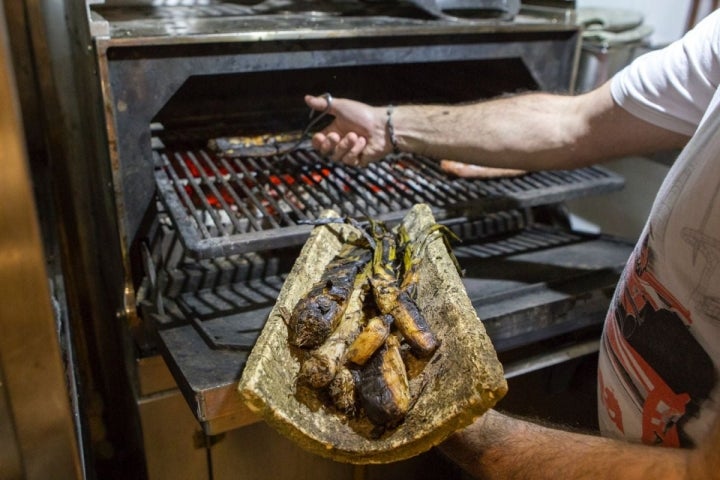 En esta parrilla los 'calçots' se hacen con carbón y no con llamas de sarmientos.