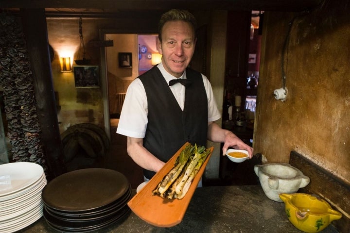 Jordi muestra la teja de 'calçots'.