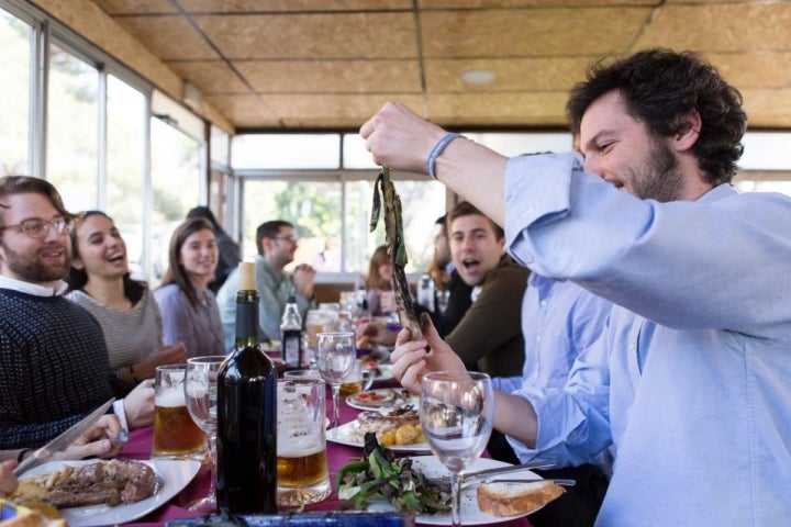 La temporada de 'calçots' es sinónimo de encuentros entre amigos. Foto: César Cid.