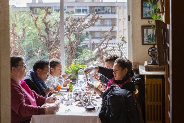 Los turistas prefieren comerlos con guantes.