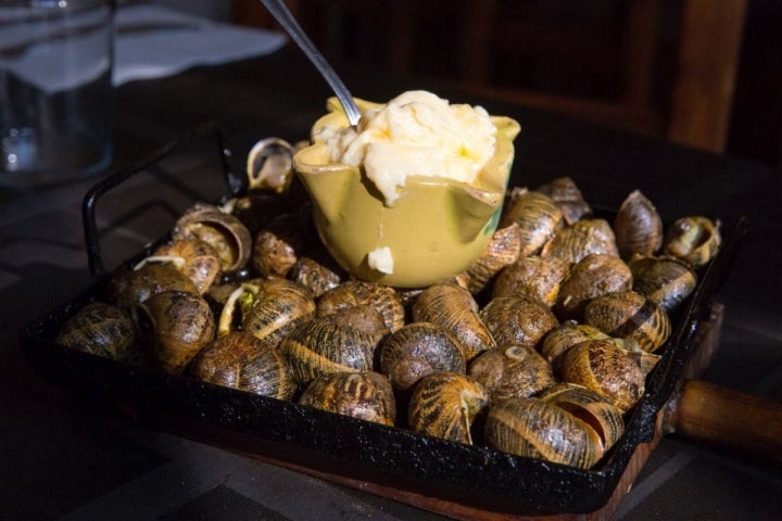 Los 'escargots' con su salsa, listos para ser servidos.