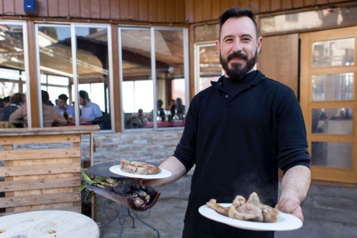 Los 'calçots' (y parte del menú) están a punto de llegar a la mesa.