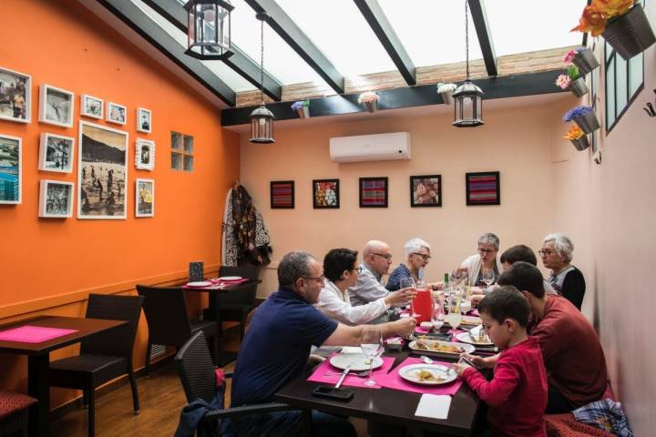 Una familia come en la sala del restaurante peruano Ancón, en Valencia.